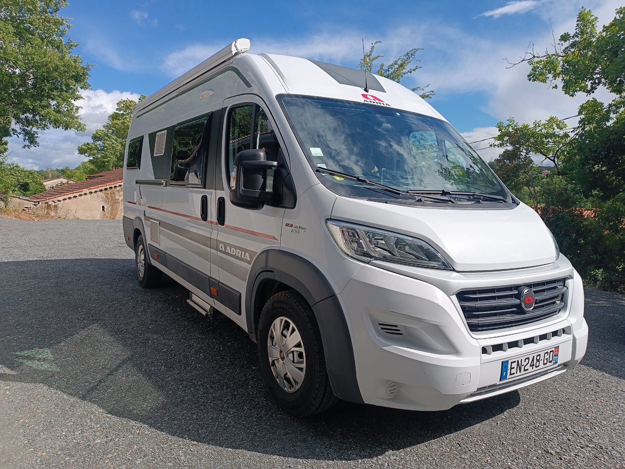 ADRIA TWIN 640 SLX 2017 – Fourgon aménagé haut de gamme — camping-car Fourgon occasion
